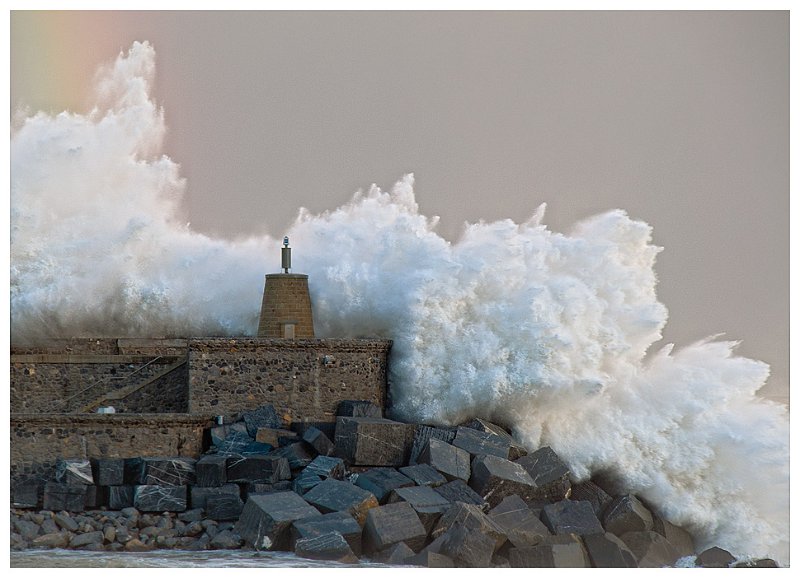 Zumaia-ols-en-el-faro.jpg - Olas en Zumaia